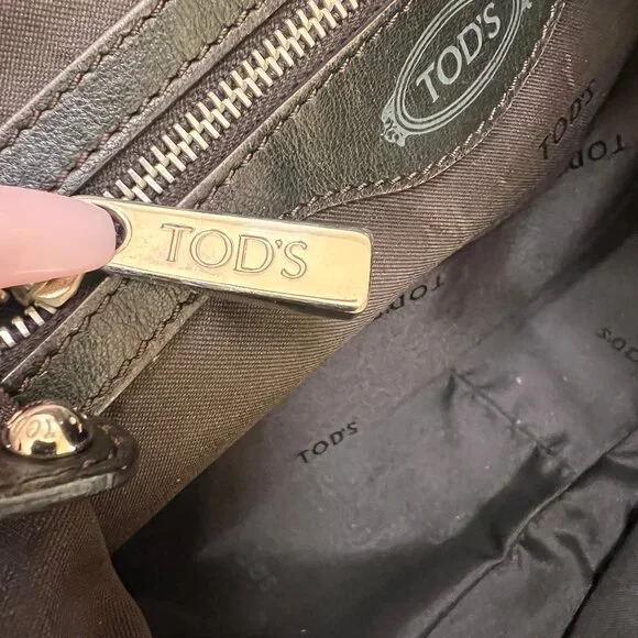 Authentic Tod's Shoulder Hobo Bag in Soft Brown Leather with contrast stitching - Picture 11 of 14